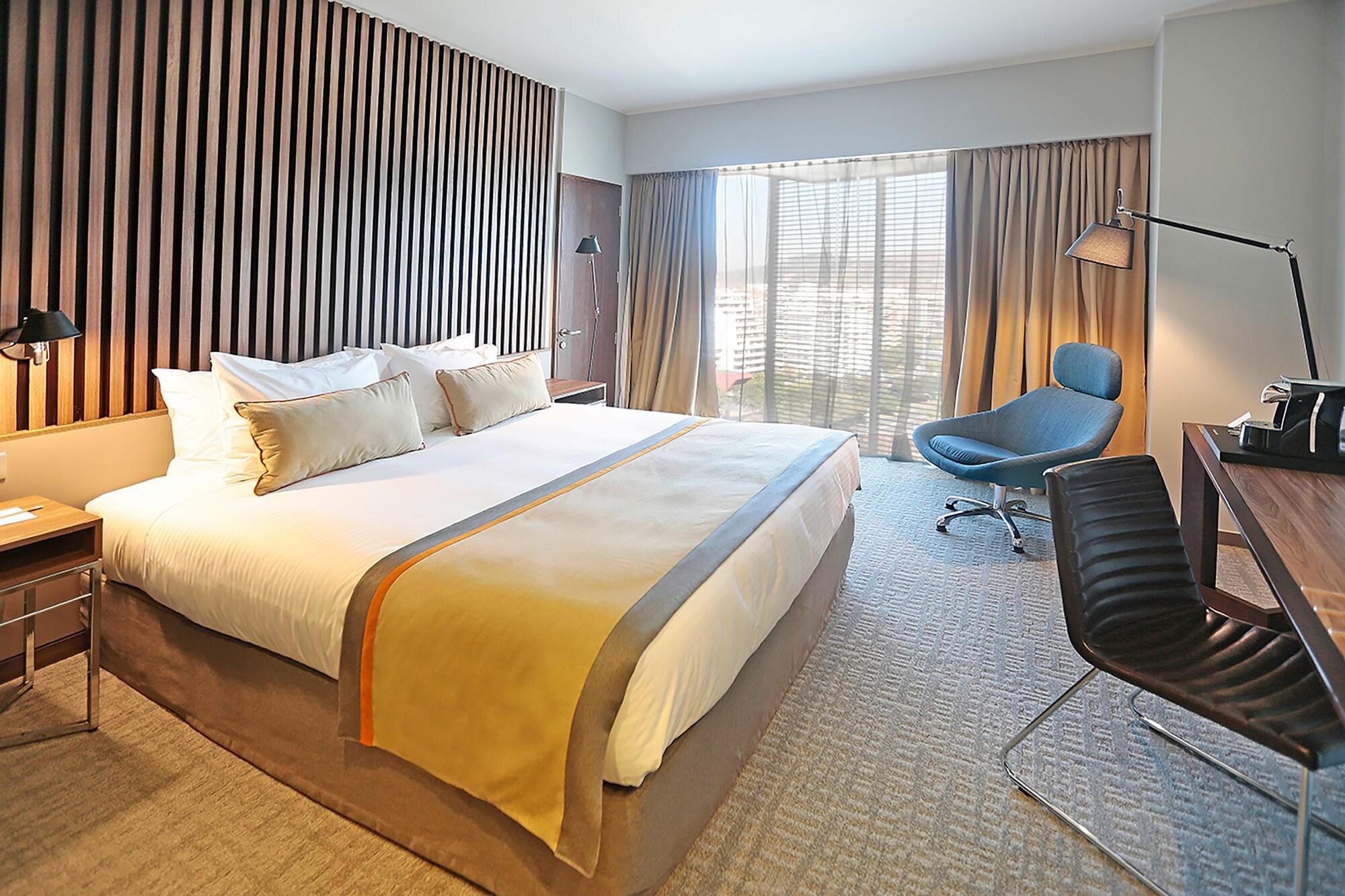 Отель Doubletree By Hilton Santiago Kennedy, Chile Экстерьер фото