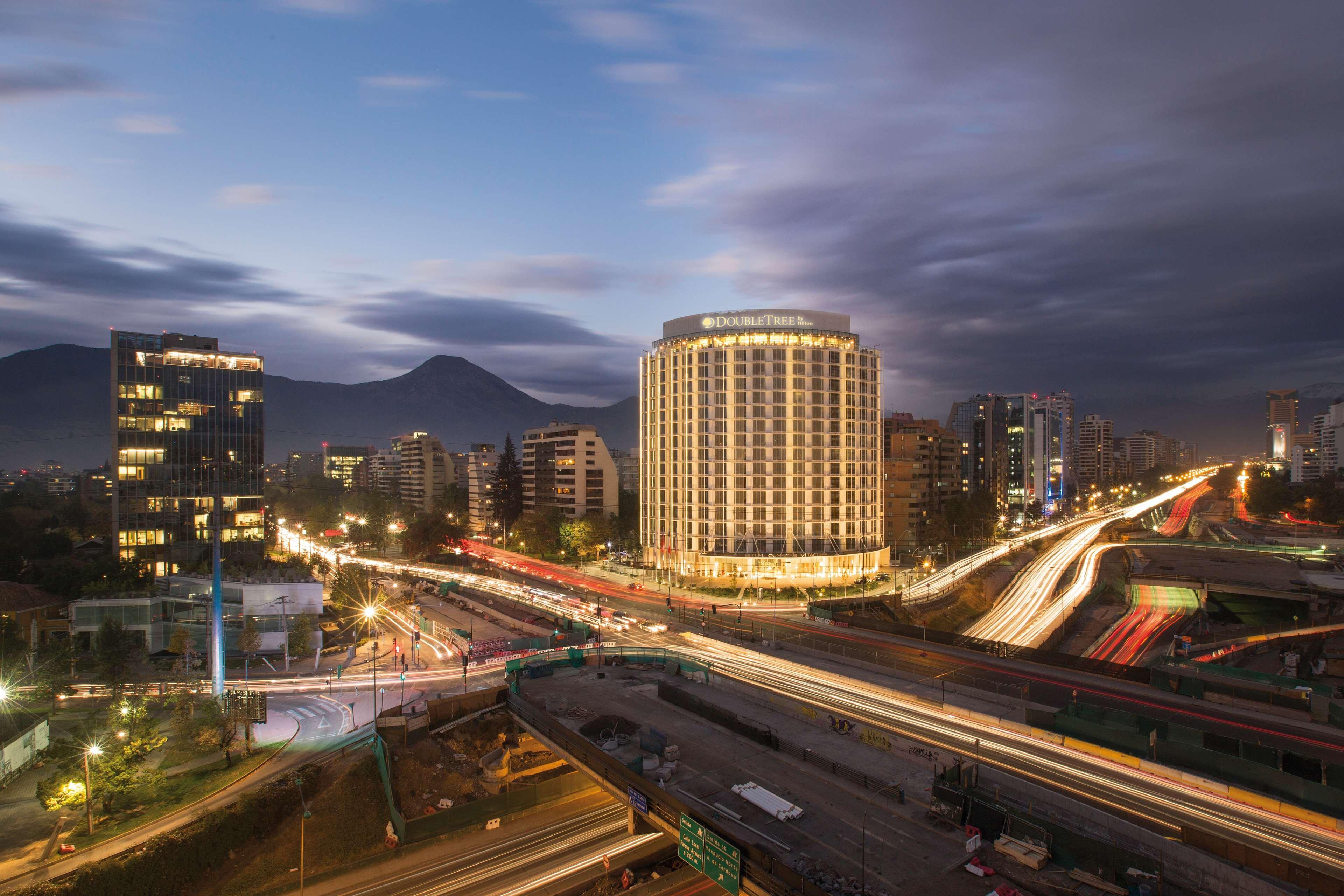 Отель Doubletree By Hilton Santiago Kennedy, Chile Экстерьер фото
