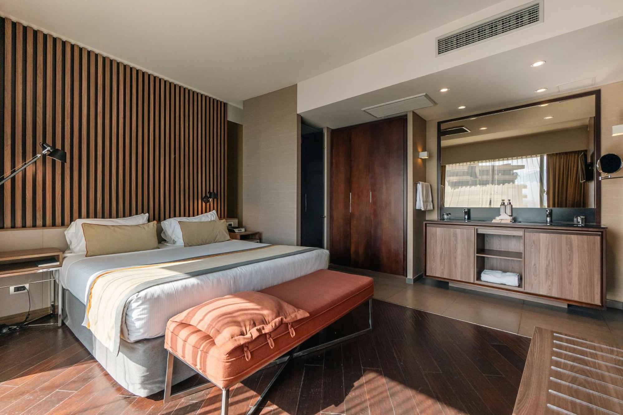 Отель Doubletree By Hilton Santiago Kennedy, Chile Экстерьер фото