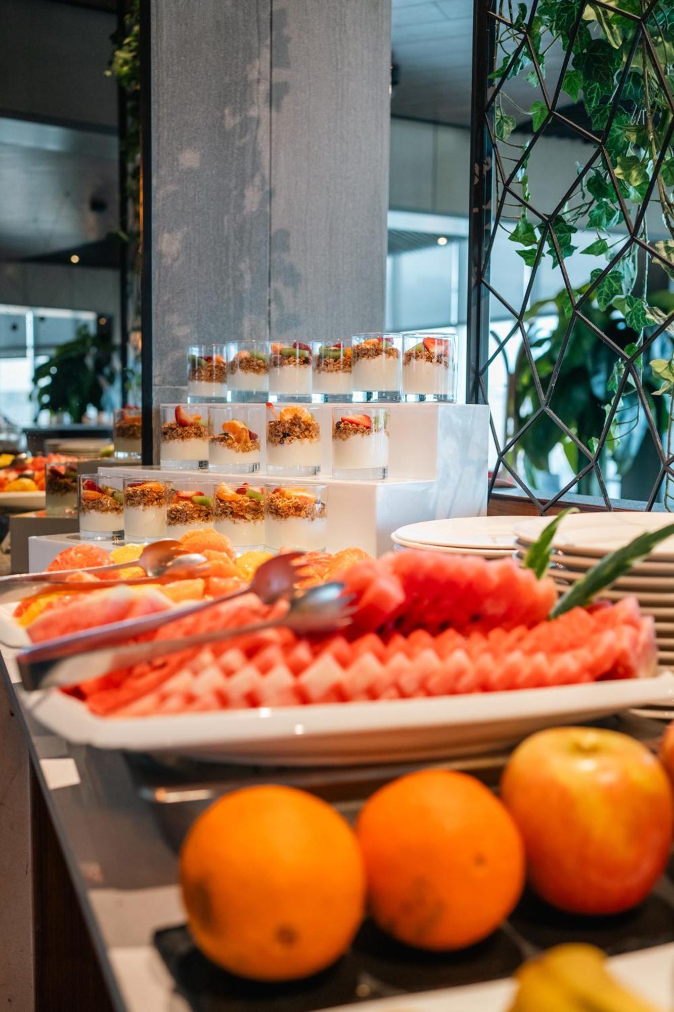 Отель Doubletree By Hilton Santiago Kennedy, Chile Экстерьер фото
