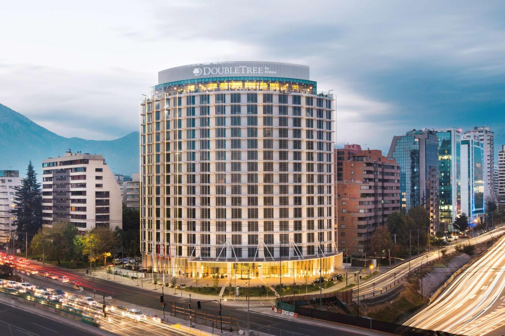 Отель Doubletree By Hilton Santiago Kennedy, Chile Экстерьер фото
